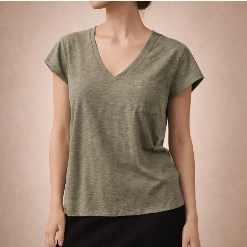 White House Black Market Olive Green V Neck Tee Size M Soft Slub Knit Designer
